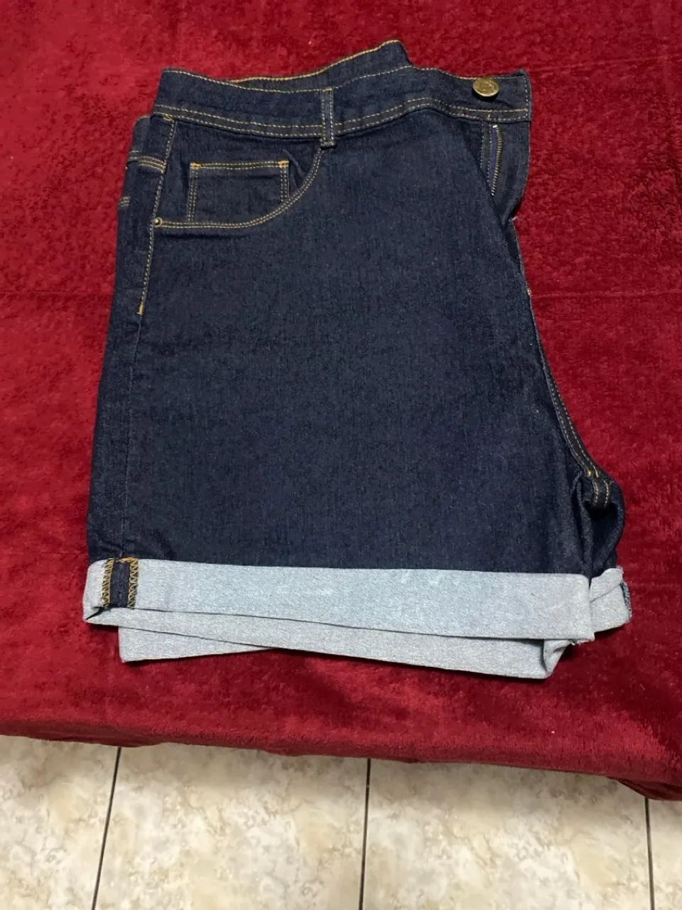 Shorts Jeans Escuro com Barra Dobrada