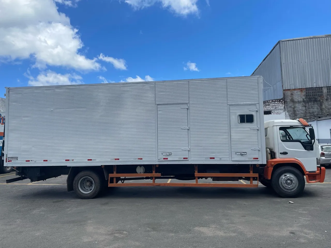 Vendo caminhão Baú com plataforma Hidráulica Iveco Vertis 130V18