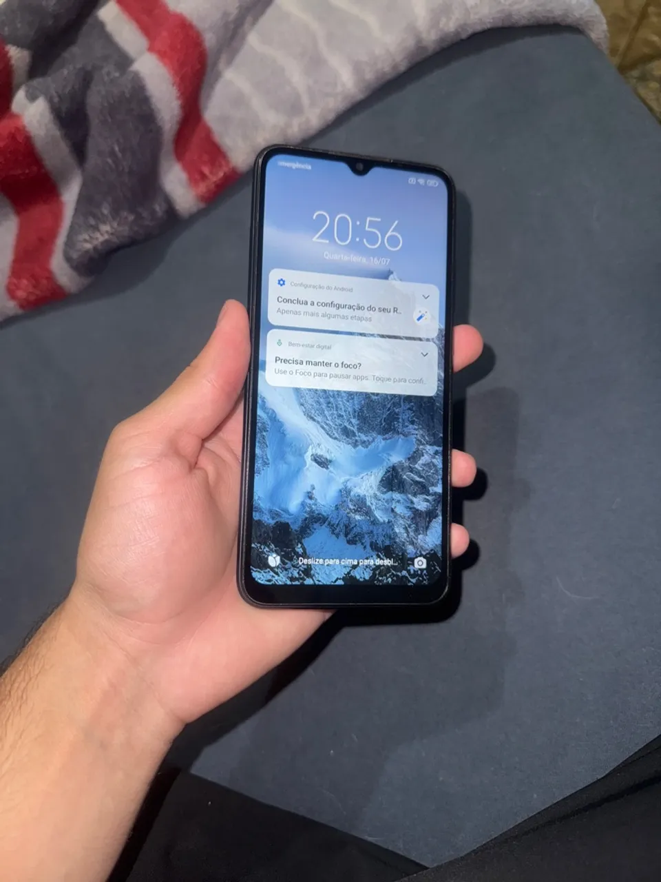 um redmi 9a com duas manchinhas nas parte traseira , mais em perfeito estado ,e tem 32gb