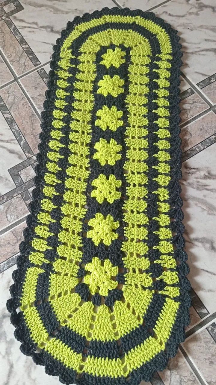 Tapete Oval Crochê Verde e Preto