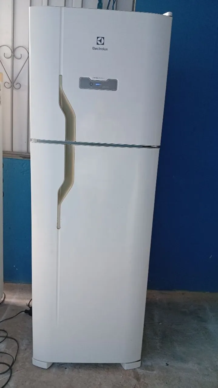Geladeira Electrolux Frost Free 371 l funcionando perfeitamente prateleira de vidro