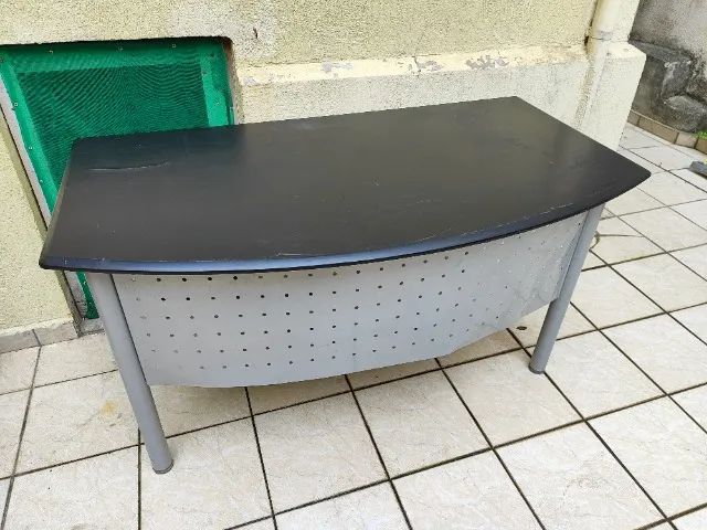Mesa de Escritório Preta com Estrutura em Metal - 1,4m