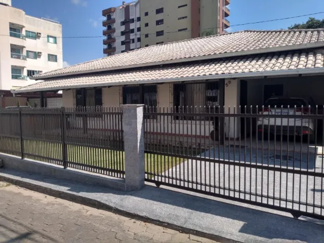 Casa à Venda no bairro Vorstadt - 4 dormitórios, 4 vagas de garagem, c/ piscina