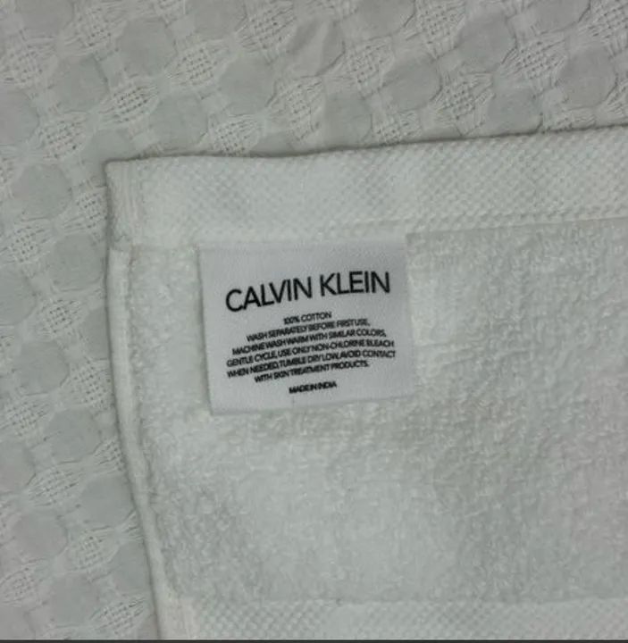 Duas toalhas de banho Marca Calvin Klein + Duas Maquiagens L'Oréal Paris true match nude  - Foto 2