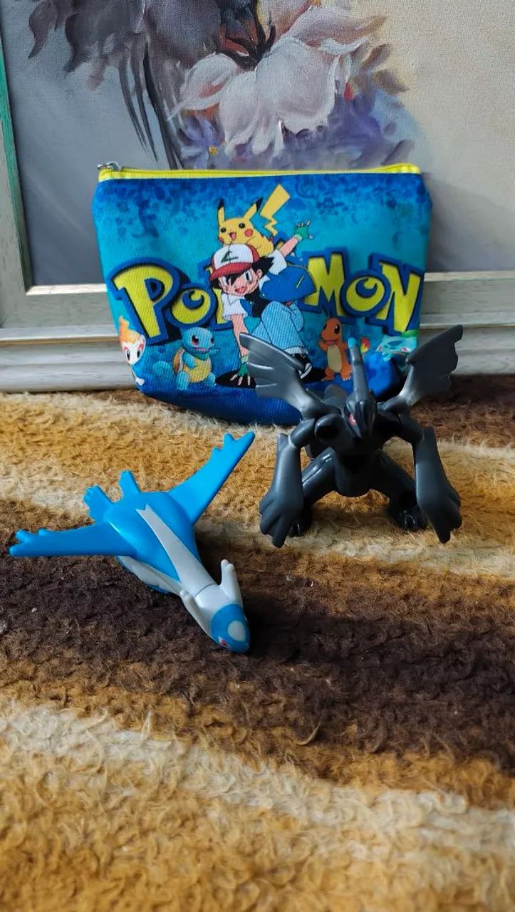 Kit Pokémon - Necessaire + Zekrom + Latios + Brinde Surpresa<br>
