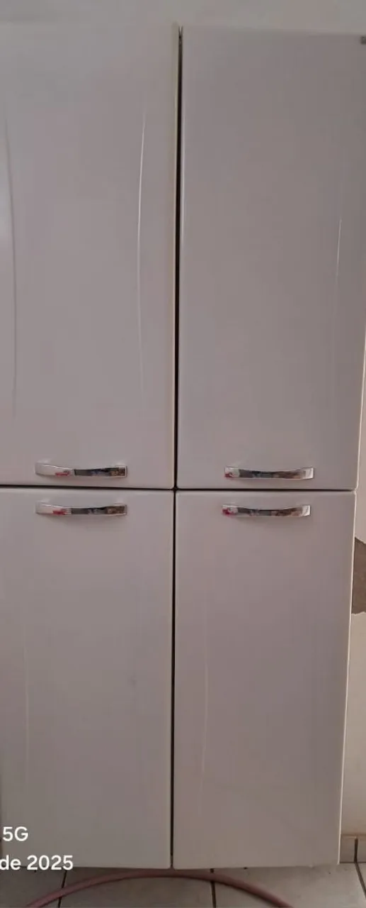 Armário branco com 4 portas