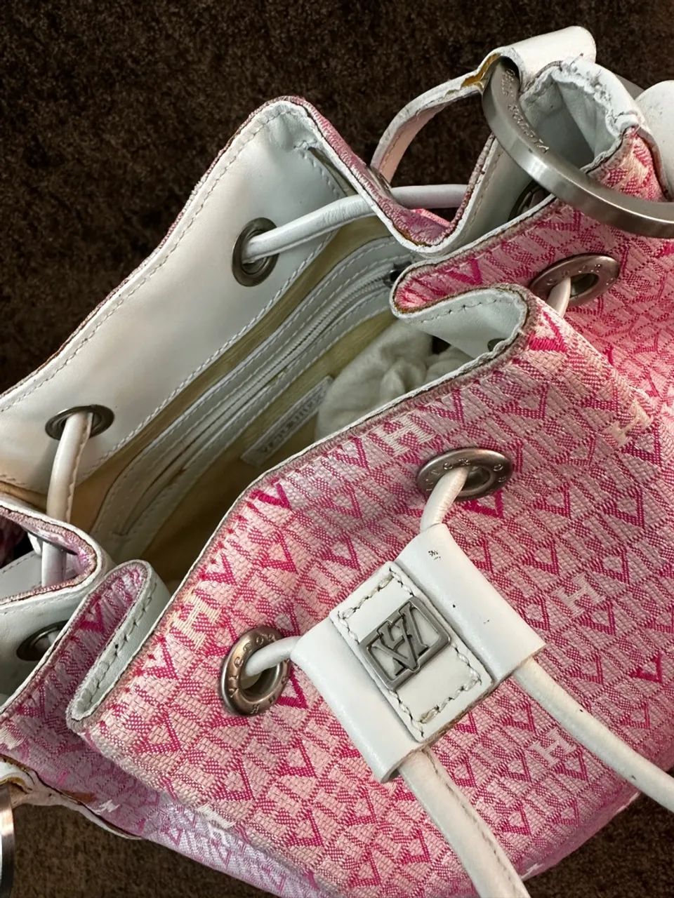 Bolsa Victor Hugo - Saco - Jacquard - Rosa e branca - Foto 3