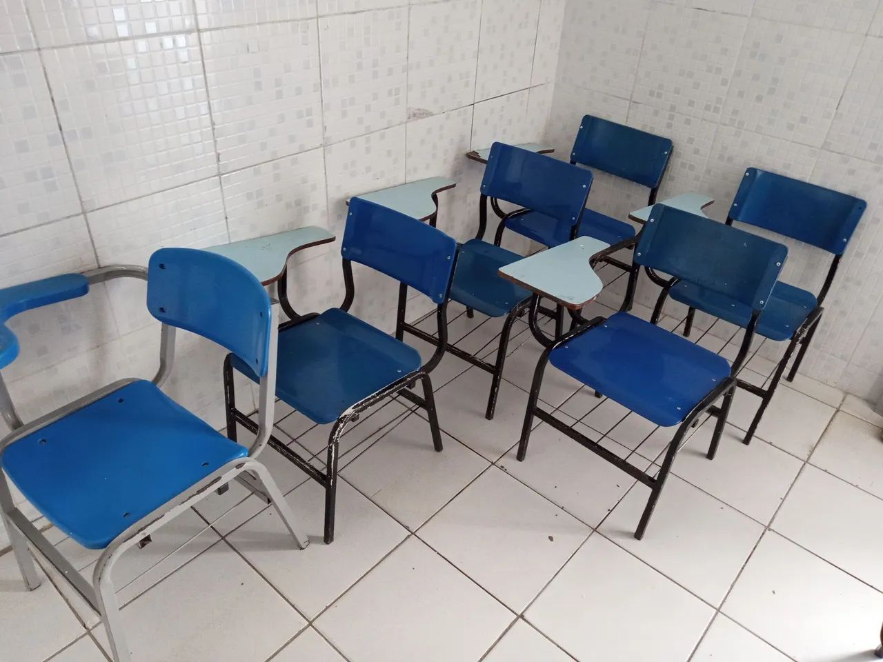 Cadeiras e quadro branco 