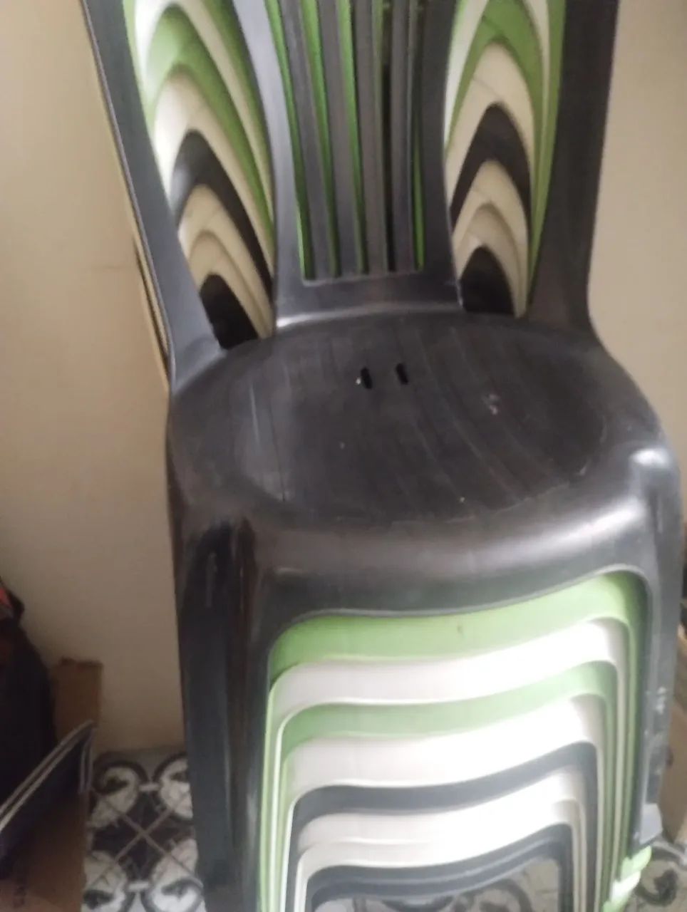Cadeira de plastico no precinho pra levar logo - Foto 2