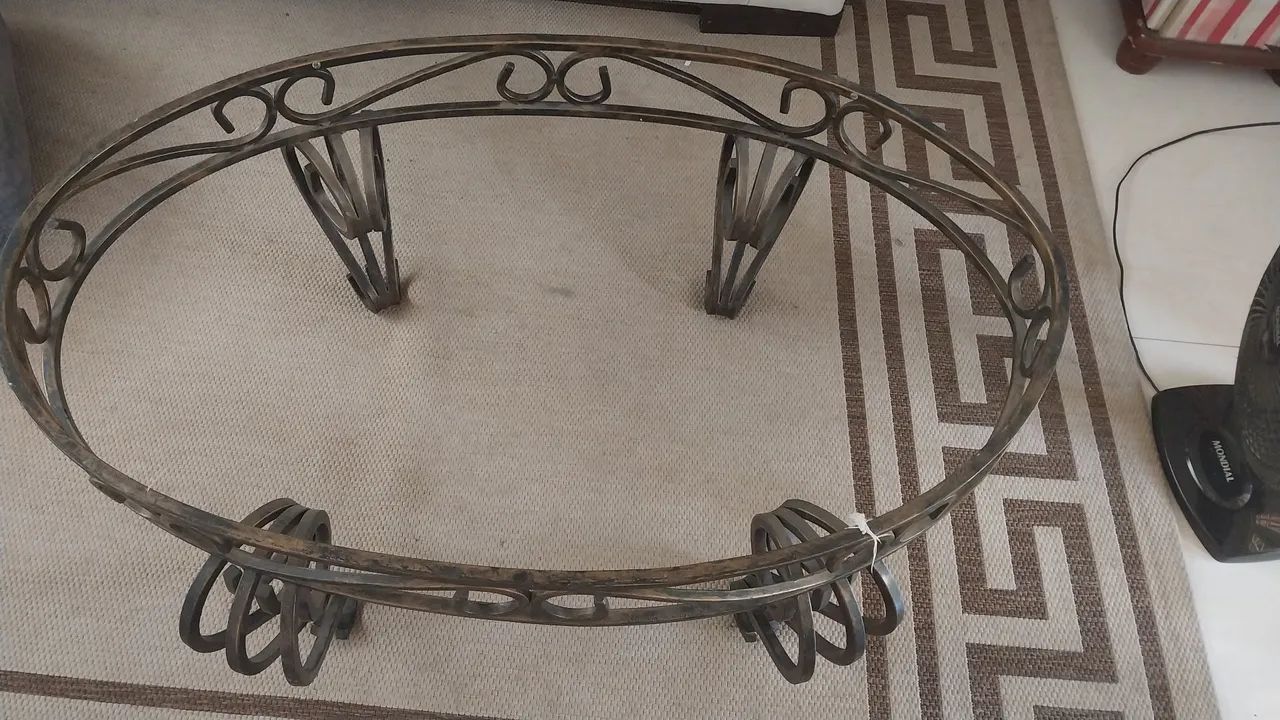 Mesa de metal reforçado e trabalhado 