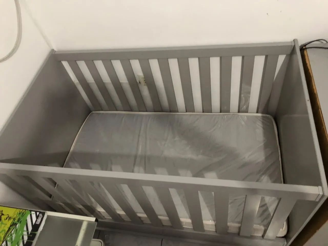 Berço infantil cinza com colchão em bom estado - Foto 3