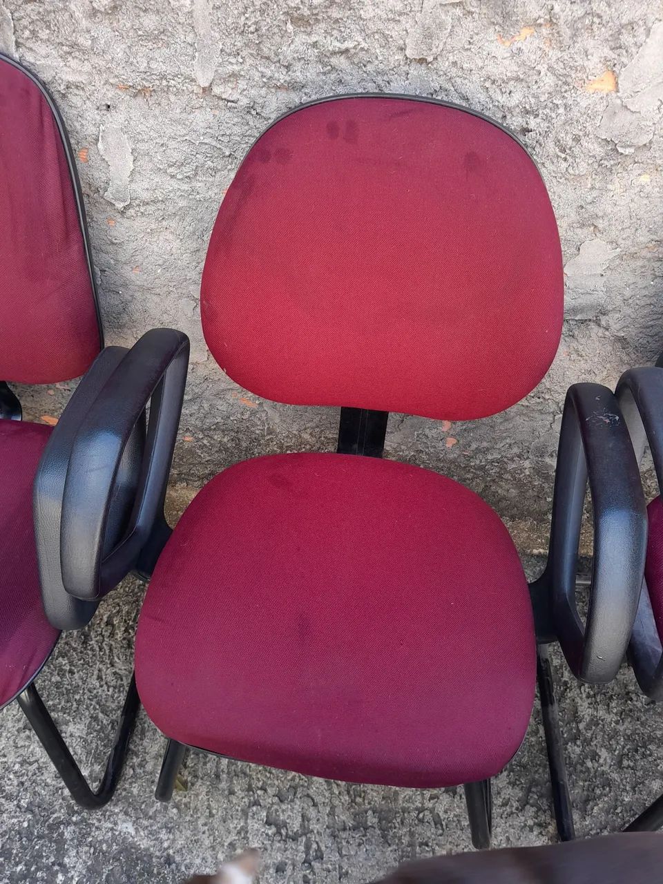 3 Cadeiras de Escritório Seminovas Fixas  - Foto 4