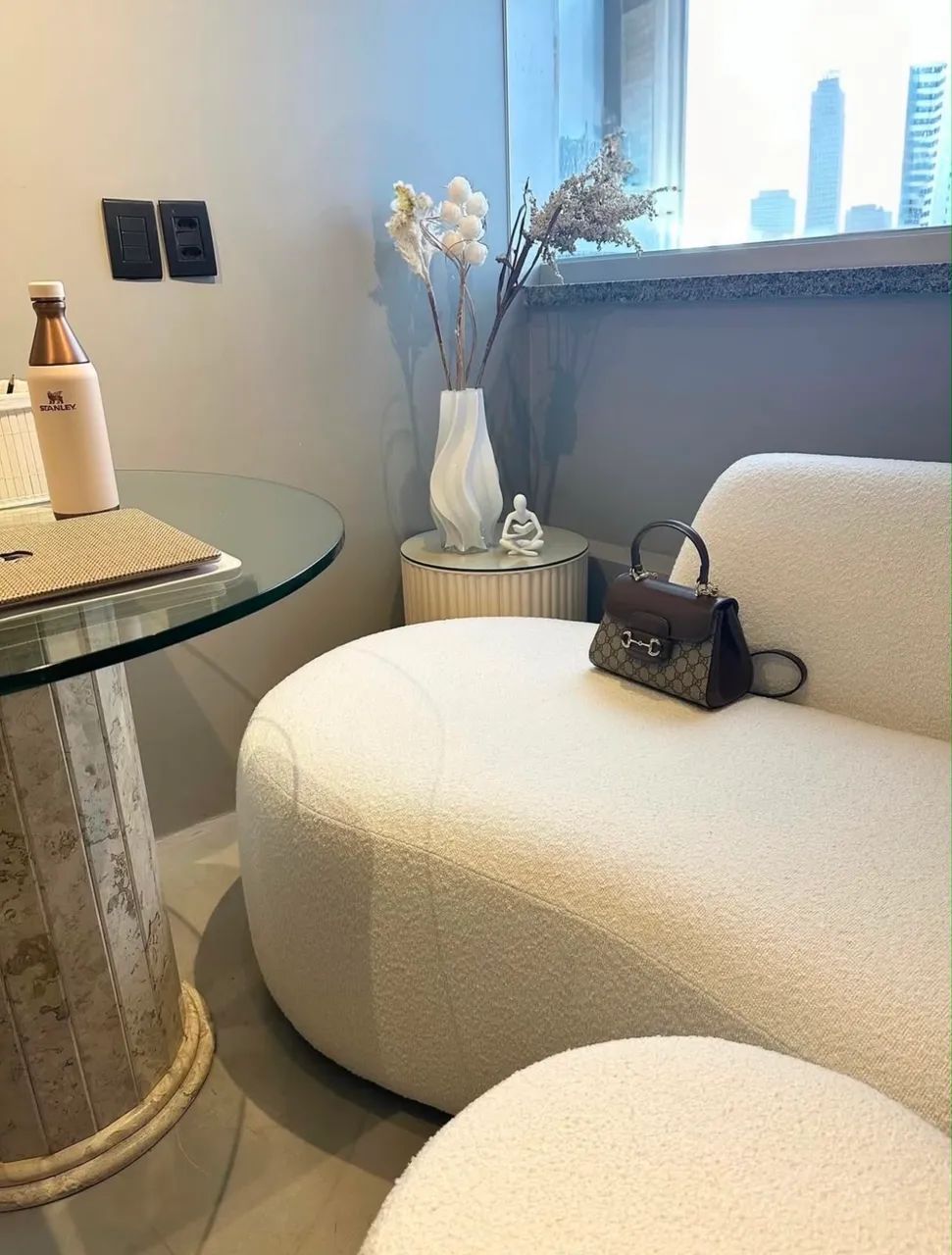 VENDO Sofá Tok&Stok 2 Lugares | Bouclé Branco | Impecável  - Foto 4