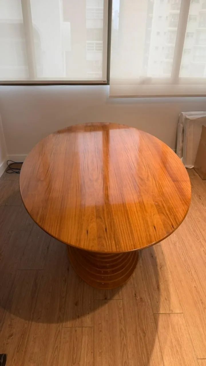 Mesa de madeira com base trabalhada - Foto 2