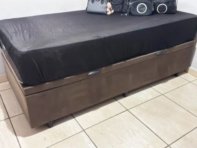 Box cama de solteiro com baú, incluido colchão e cabeceira.