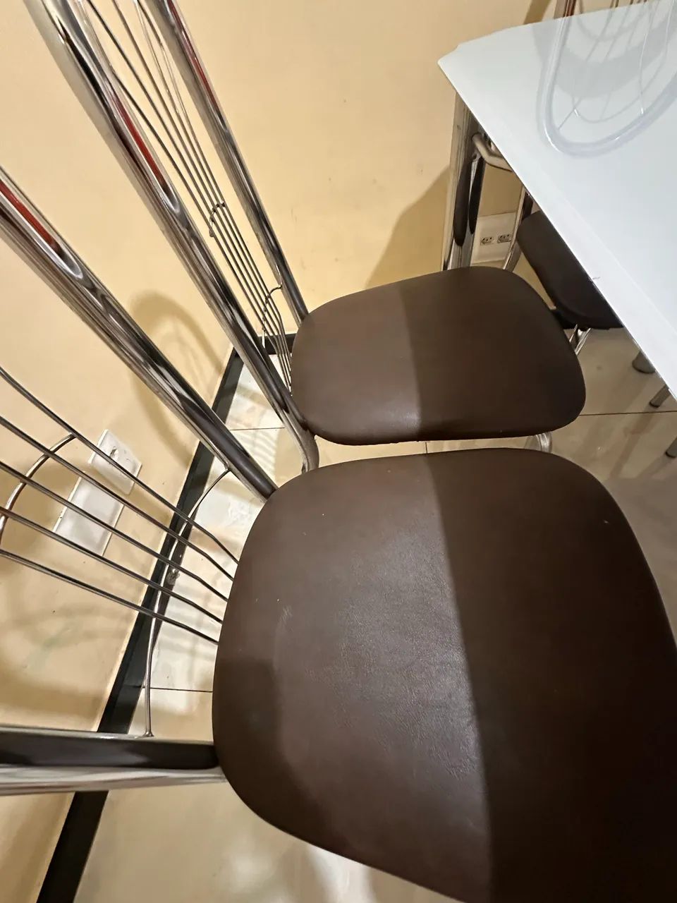 Mesa vidro com 6 cadeiras super conservada 