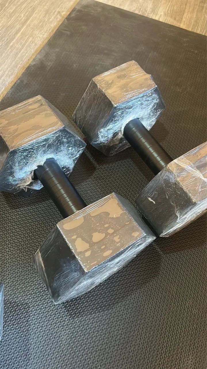 Par de halteres 5 Kg concreto + pegada de ferro - Foto 2
