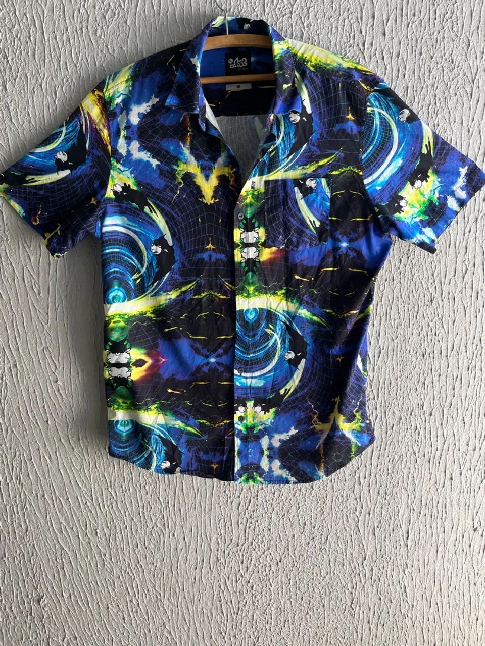 Camisa da marca lost E botão lost. TAM.  G.  - Foto 3