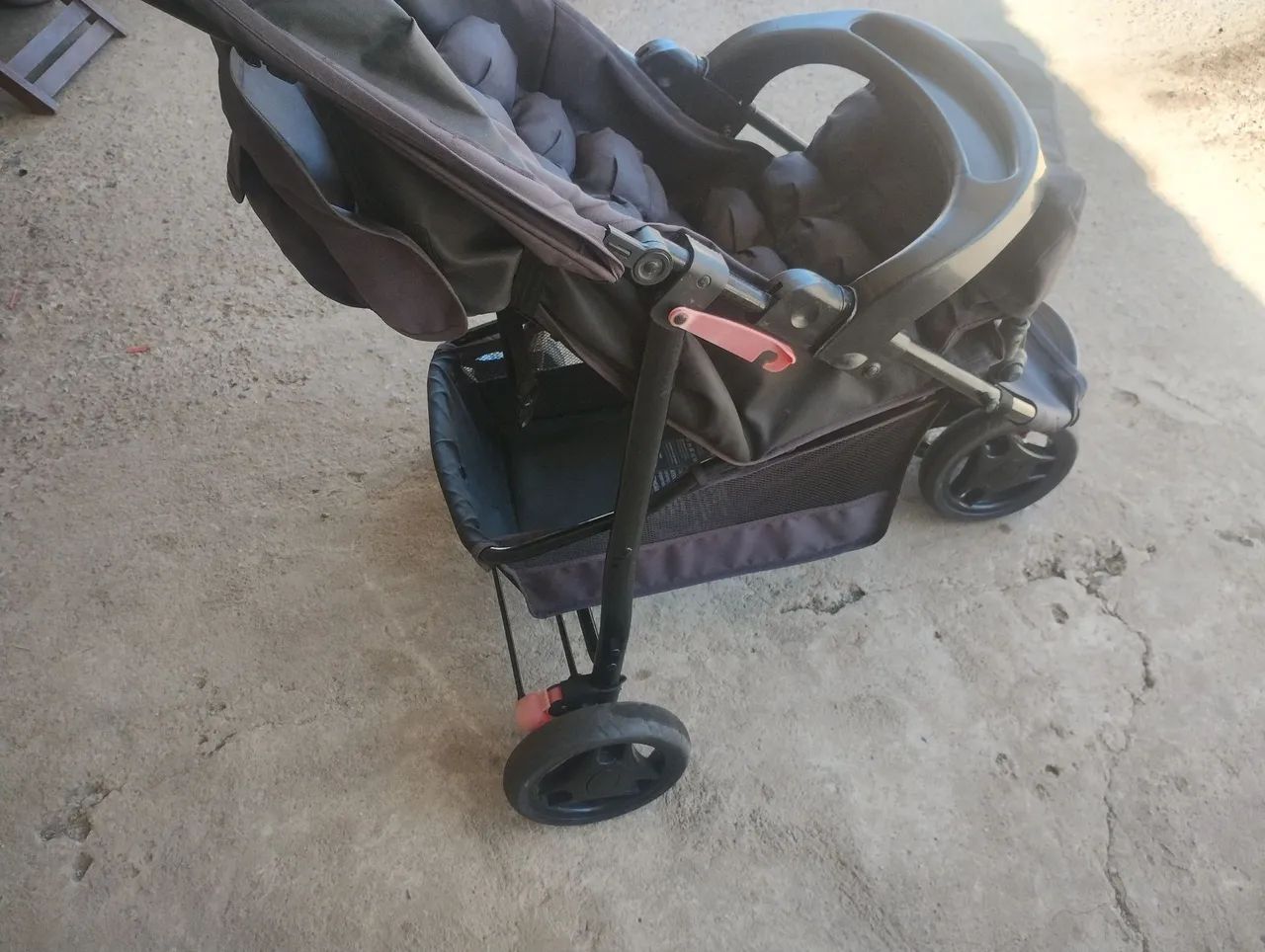 Carrinho de bebê e bebê conforto  - Foto 4