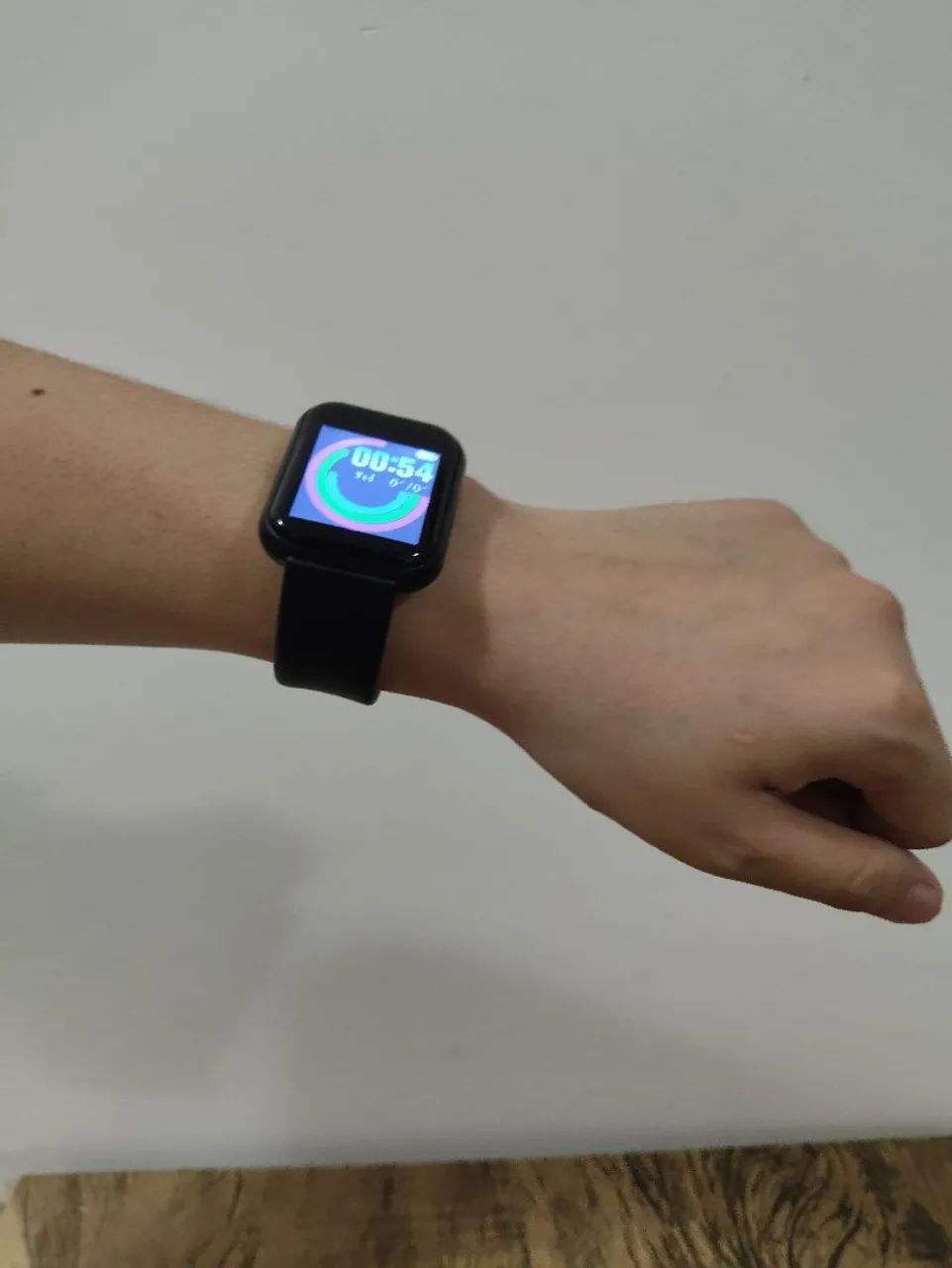 Smartwatch com pulseira preta e funcionalidades inteligentes - Foto 4