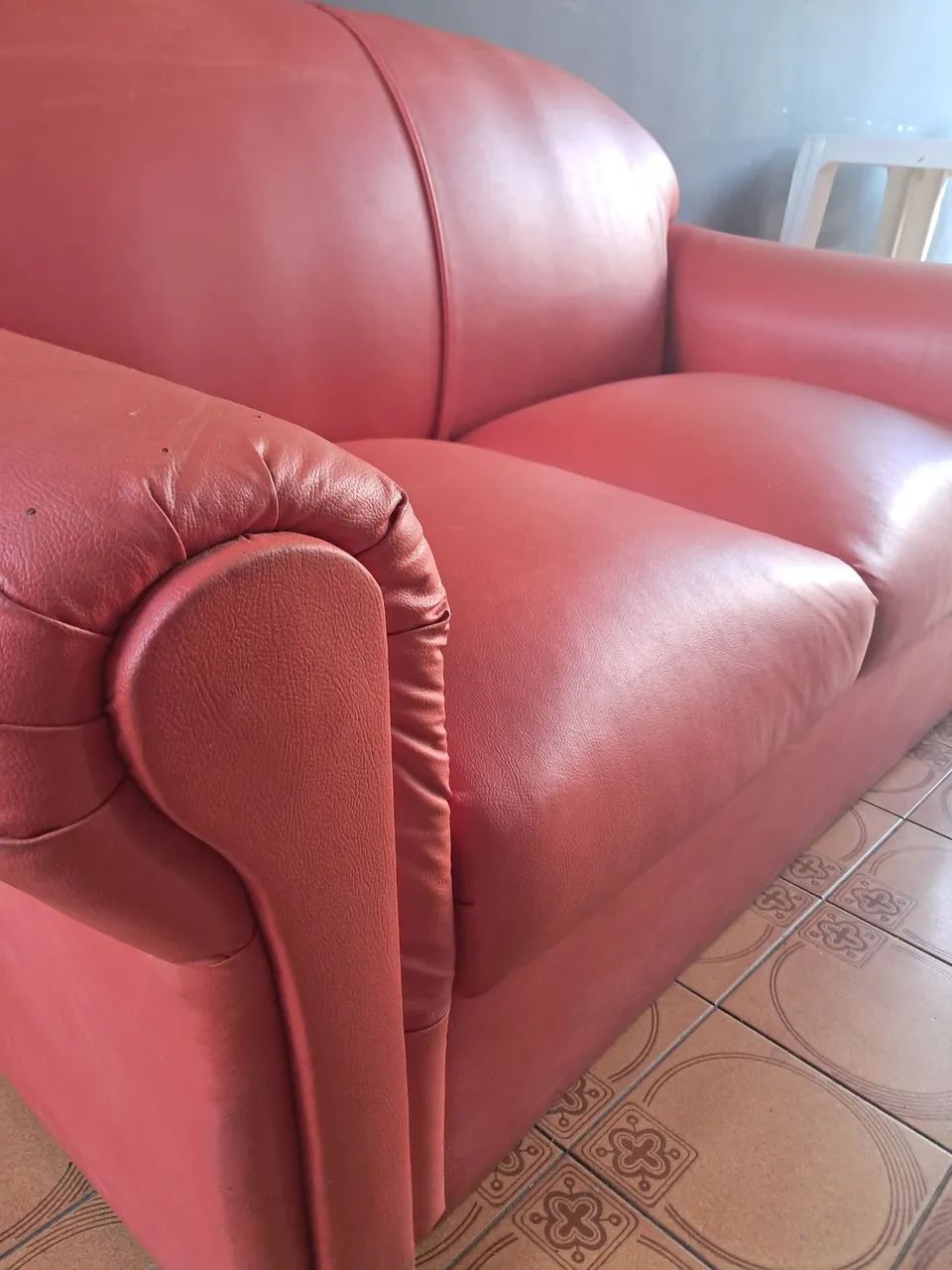 Sofá Vintage 2/3 lugares em Corino Vermelho  - Foto 2