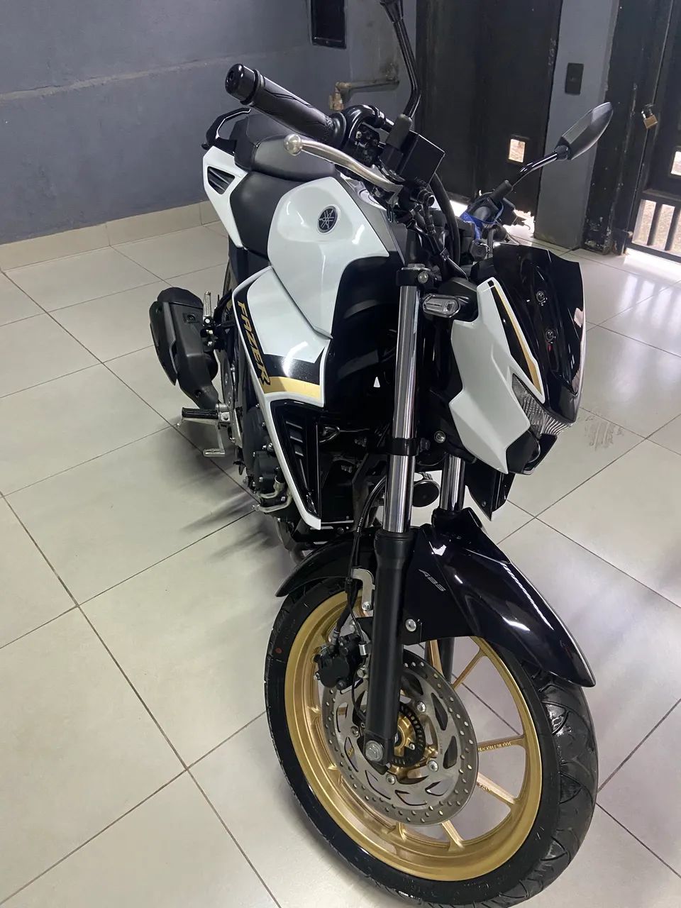 FZ25 baixa quilometragem 