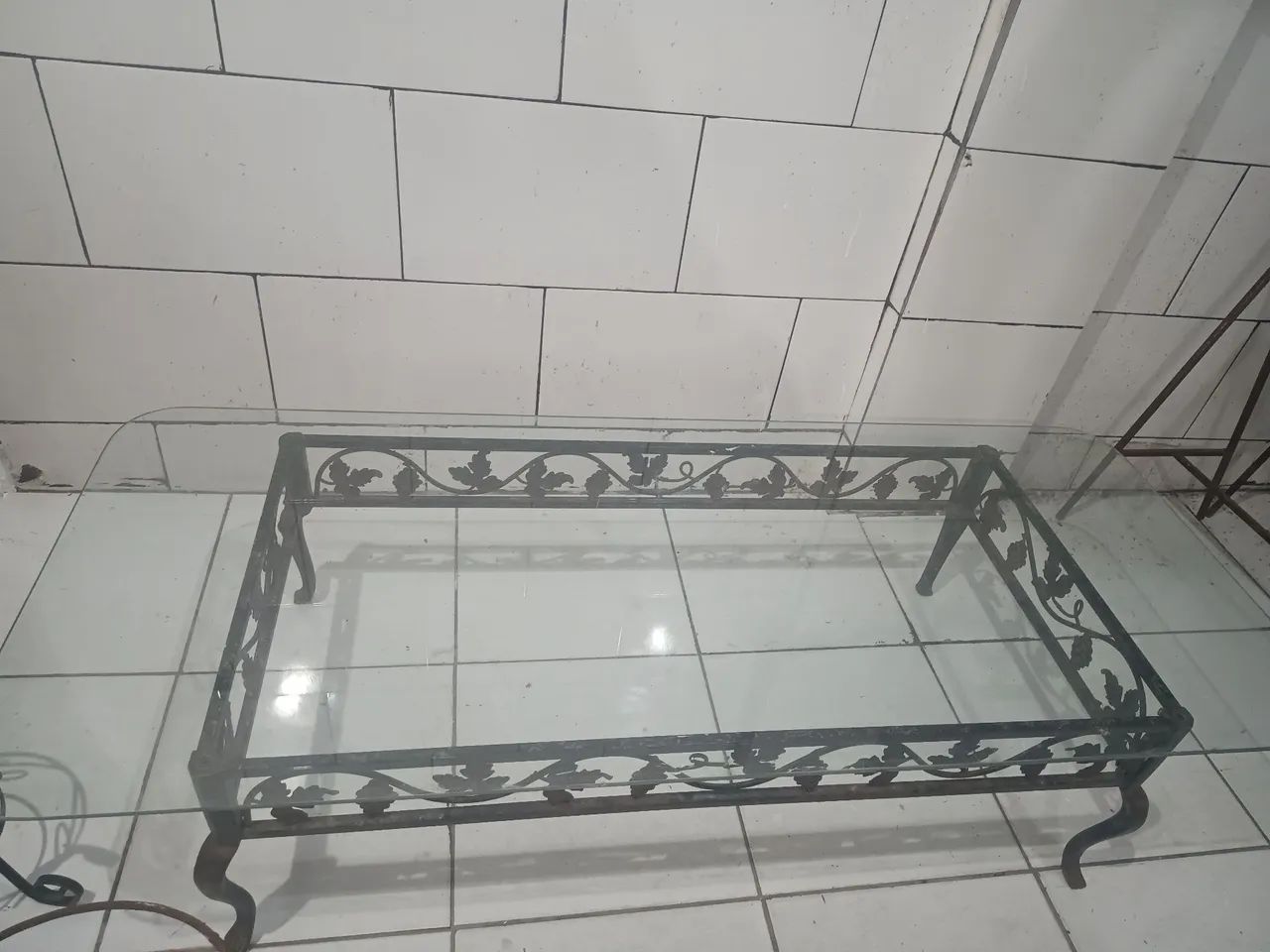 Mesa de ferro com tampo de vidro
