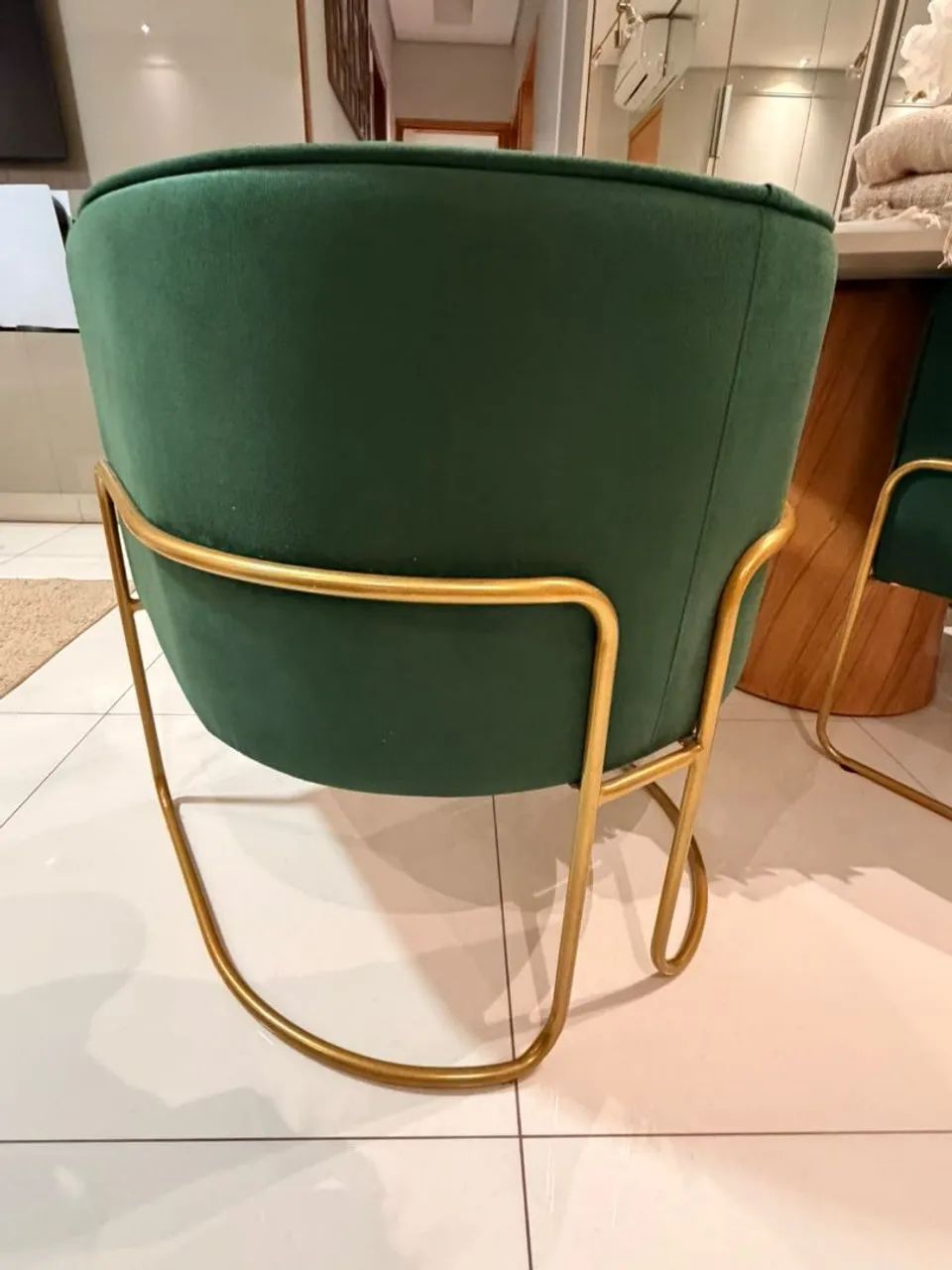 4 Poltronas + Mesa redonda 120cm em Laca com vidro e base em madeira - Foto 3