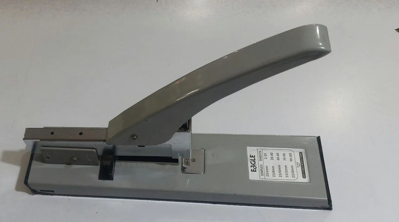 Grampeador Profissional Eagle 938 cinza 100fls  - Foto 4