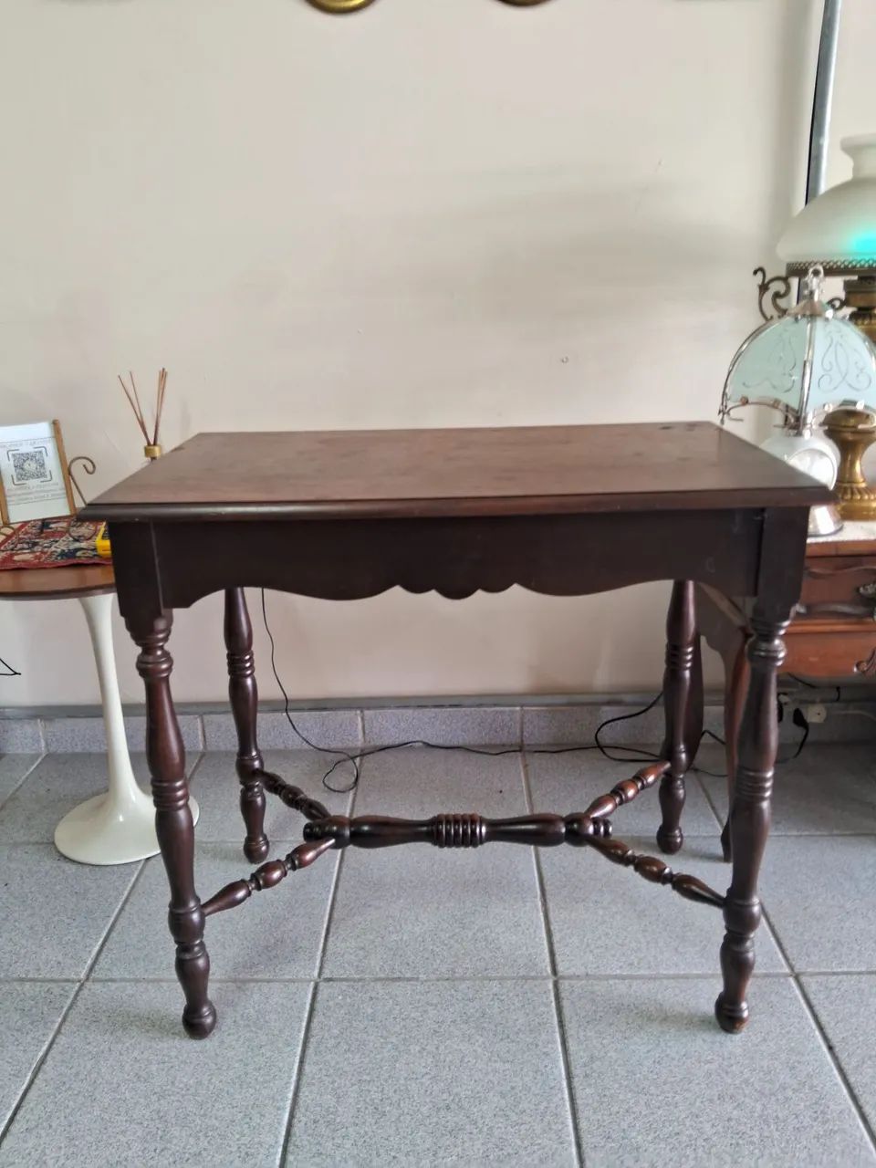 Mesa auxiliar colonial em madeira maciça com 2 gavetas - Foto 4