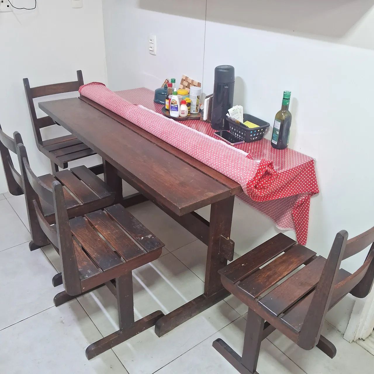 Mesa jantar madeira maçica imbuia + 4 cadeiras 
