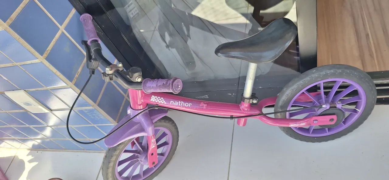 Bicicleta de equilíbrio rosa escuro e roxa - Foto 2