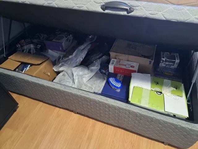 CAMA BOX SOLTEIRO EM BOM ESTADO COM COLCHÃO  - Foto 2