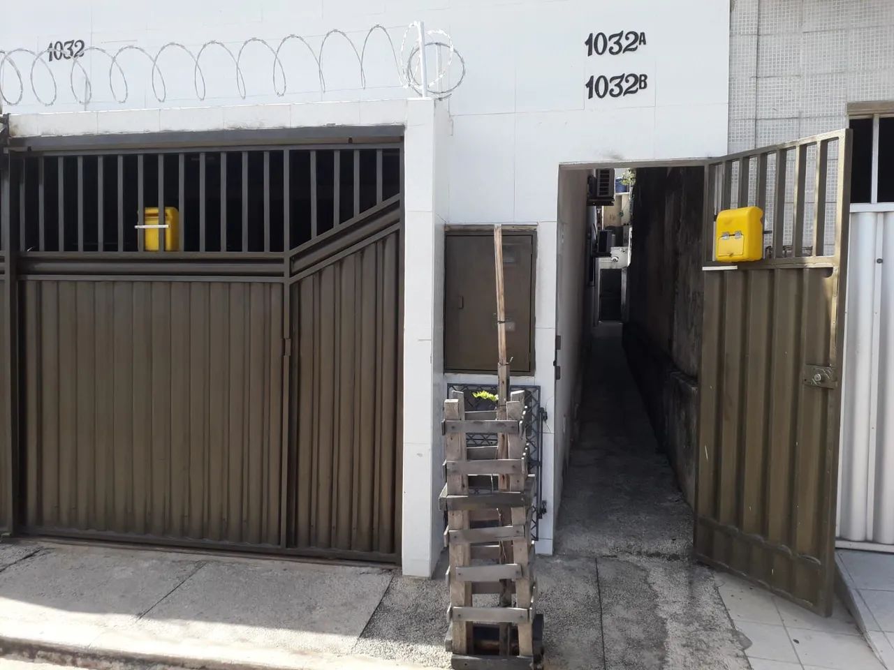 Kitinete (casa de fundos)