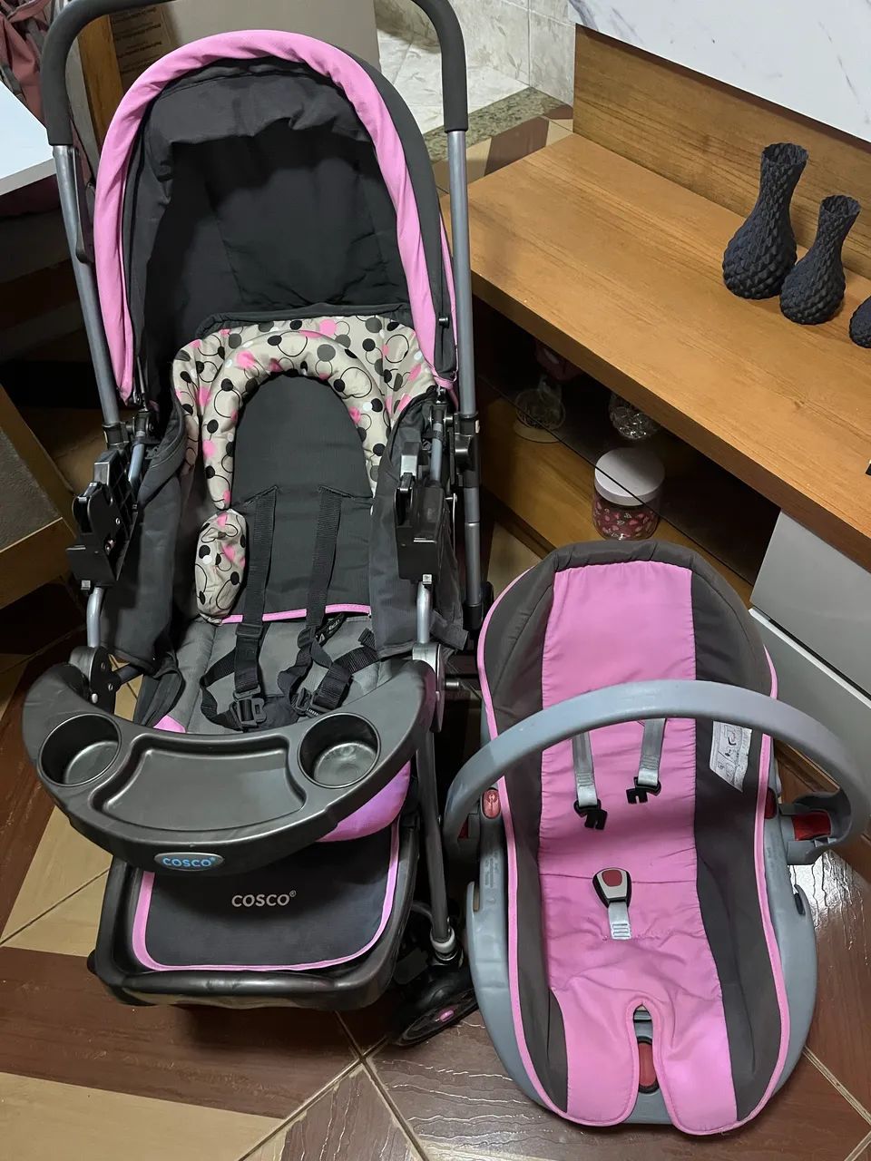Carrinho com bebê conforto 