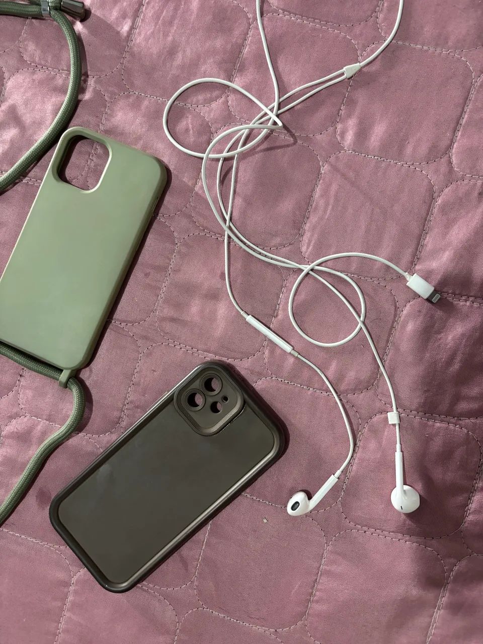 Kit iPhone 12 / 12 Pro: Fone Original Apple + 2 Capinhas