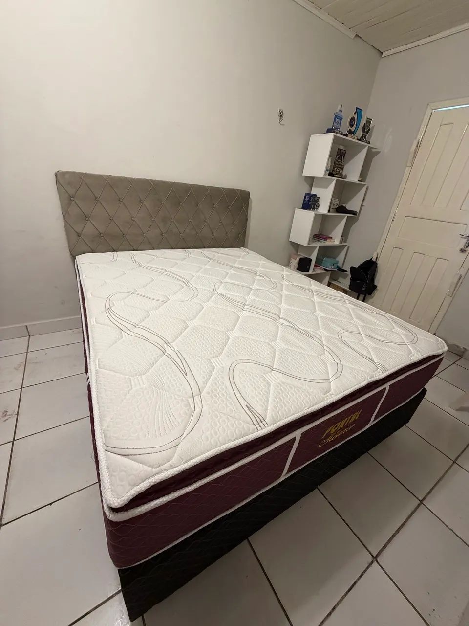 Cama queen com cabeceira 