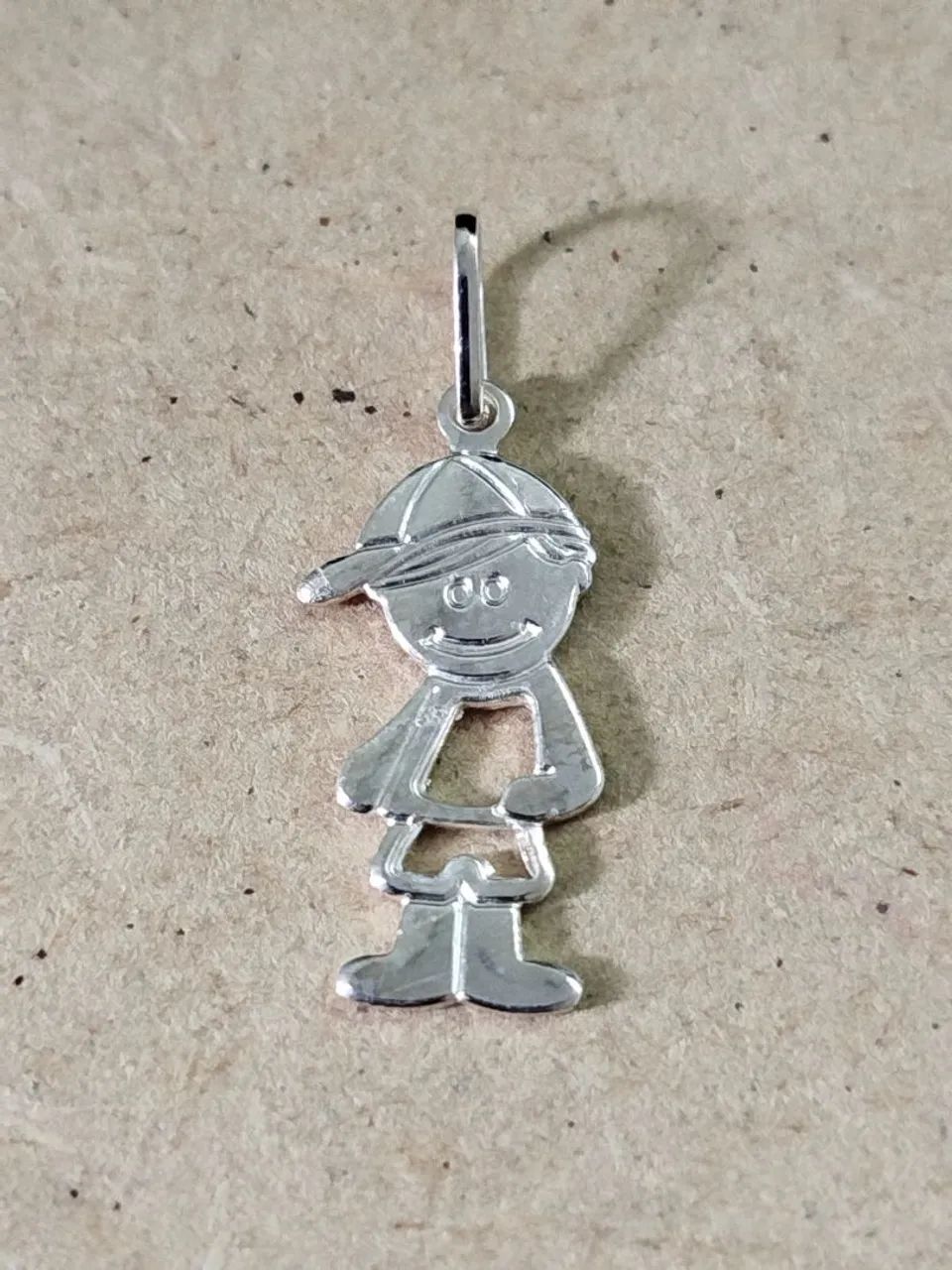 Pingente menino vazado com boné De Prata 990