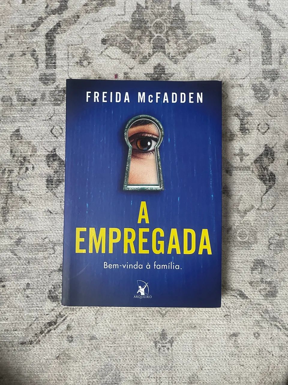 VENDO: A EMPREGADA 