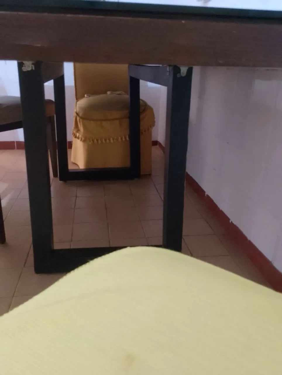 Mesa e 3  cadeiras as duas poltronas amarelas estão fora cada uma é $ 99,00 - Foto 3