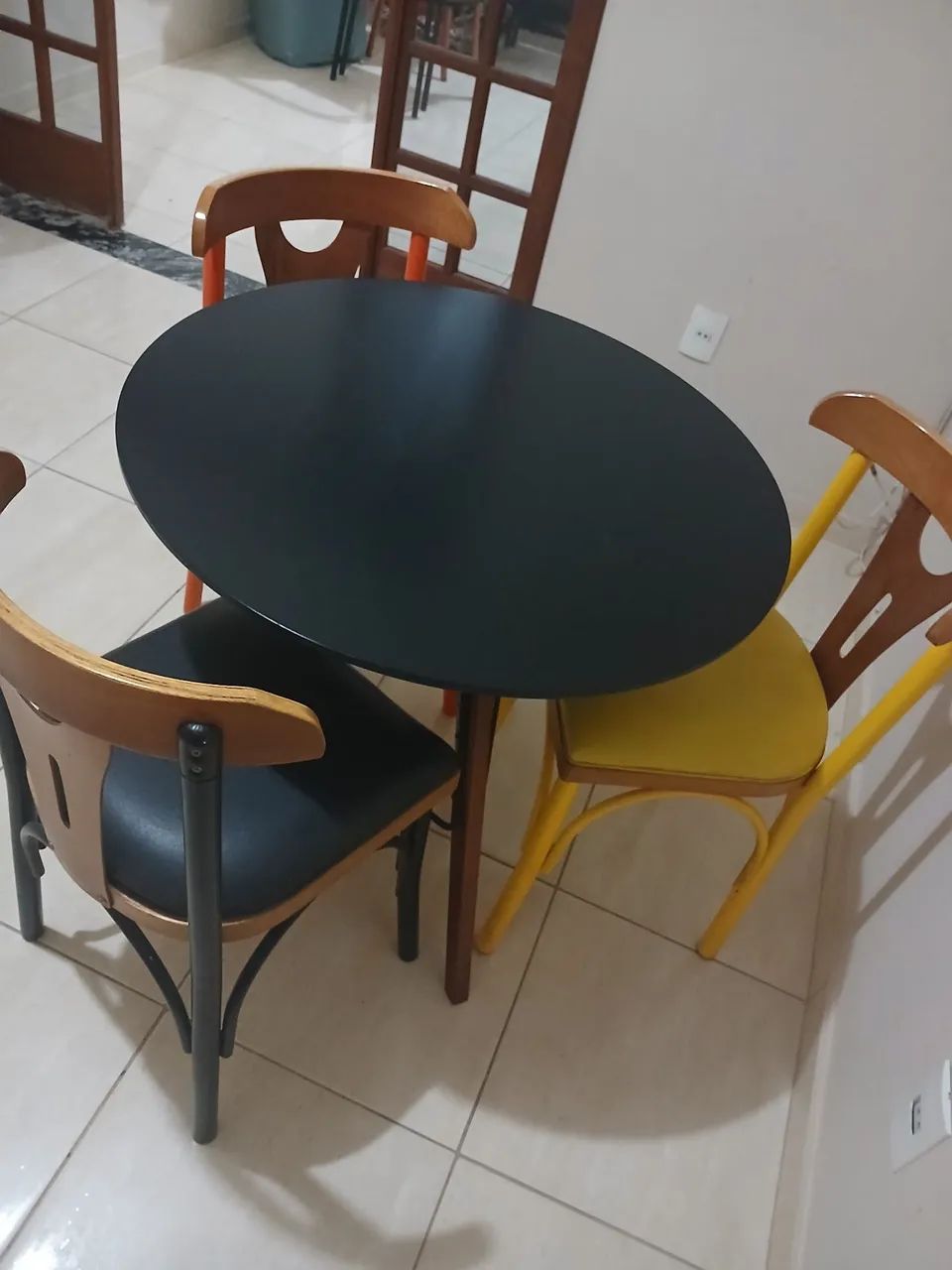 Mesa da OVNI e 3 cadeiras da móveis BRUM  - Foto 2