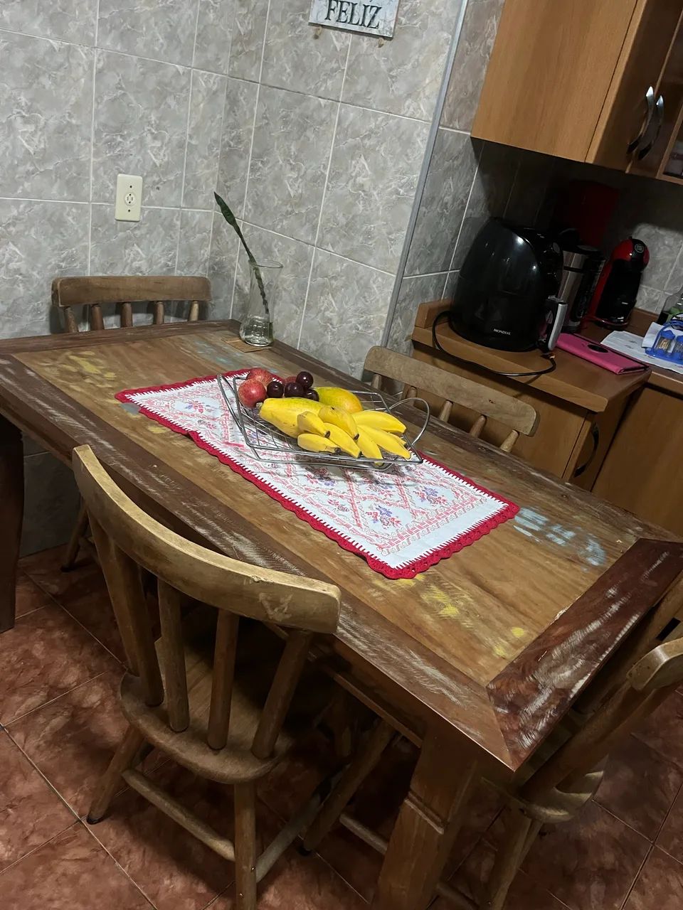 Mesa em madeira com quatro cadeiras - Foto 3
