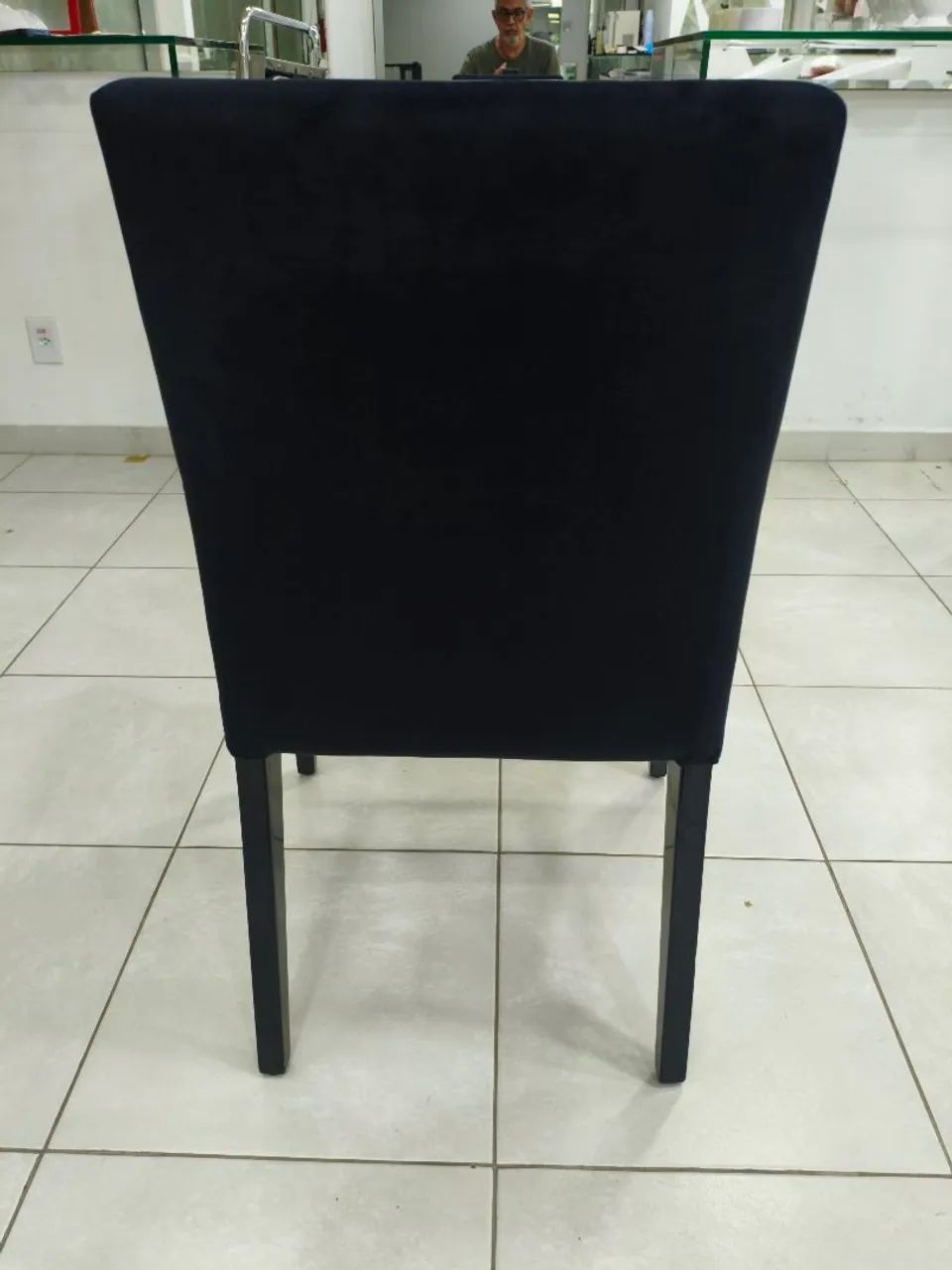 Cadeira aveludada preta  - Foto 2