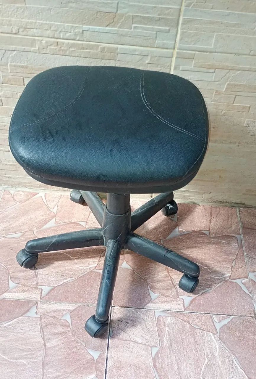 Cadeira de Escritório / Mocho Giratória com Rodinhas (Usada) - Foto 3