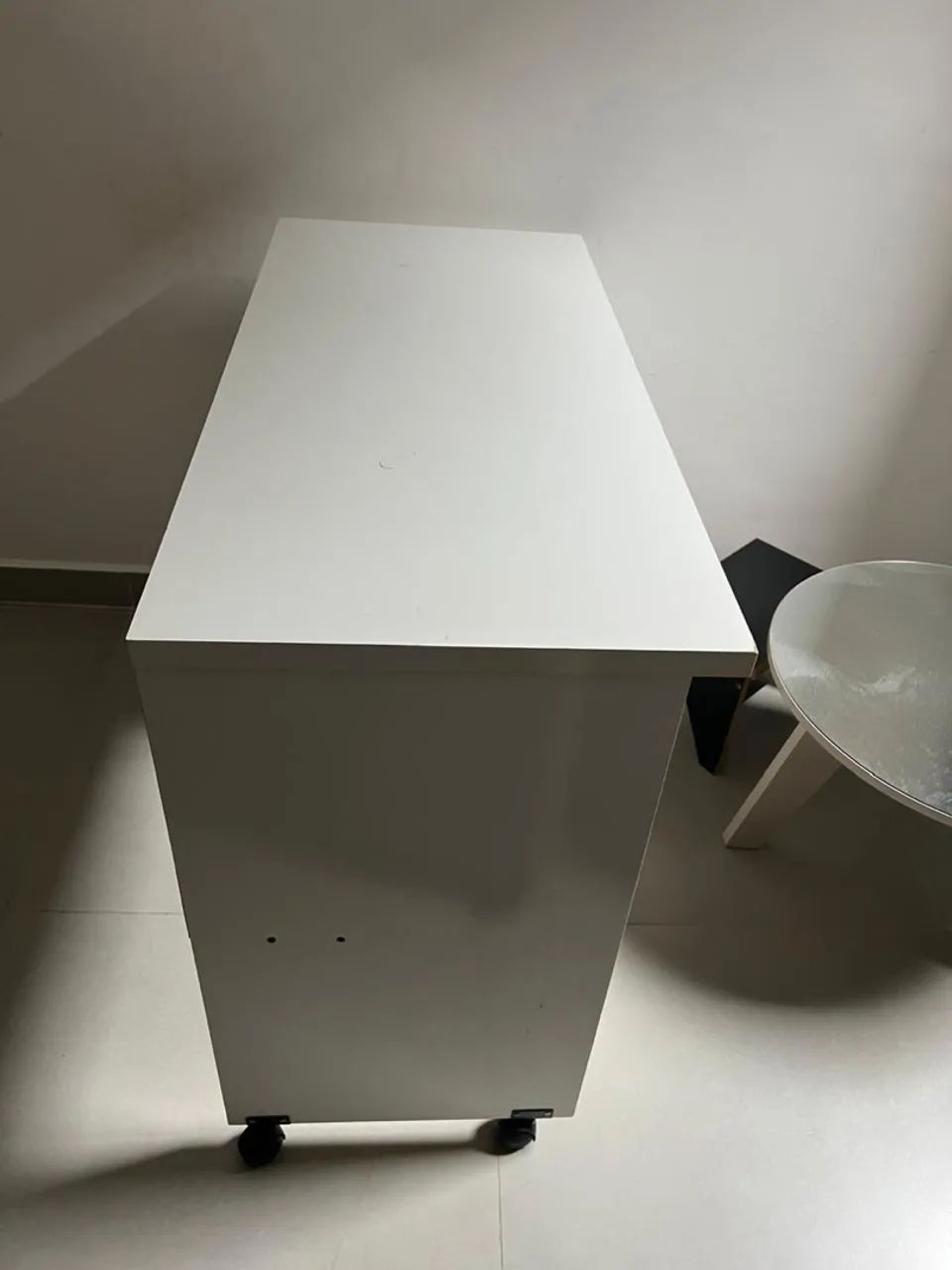 Escrivaninha branca com lugar para teclado.  - Foto 2