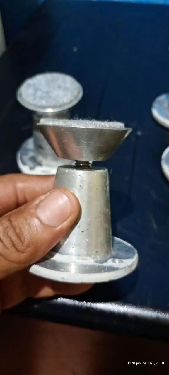 Pés para móveis sofá cômoda etc... Em alumínio com regulagem de altura.  - Foto 2