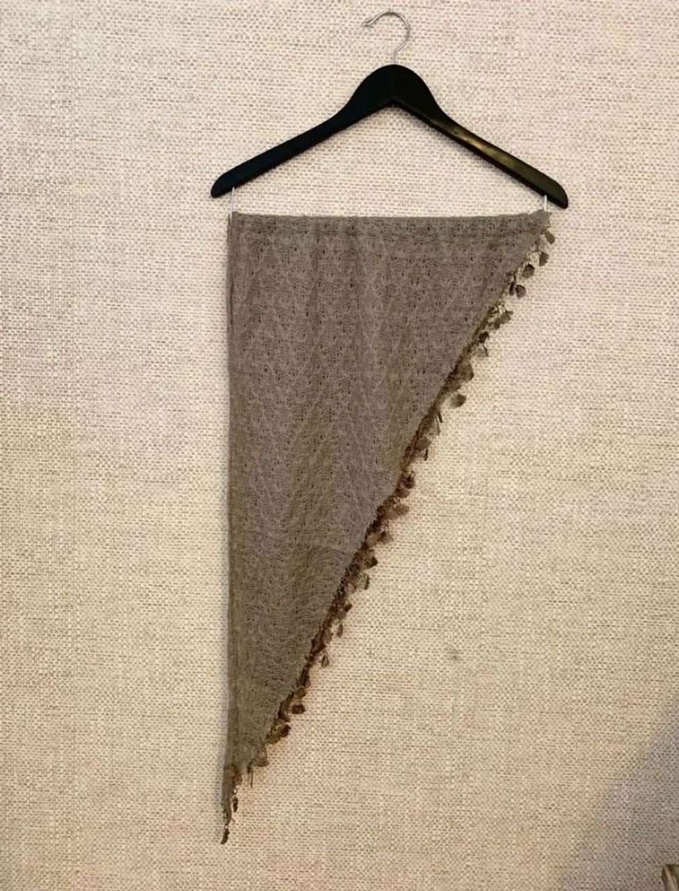 lenço triangular em tricô de lã cinza  / cachecol - Foto 5