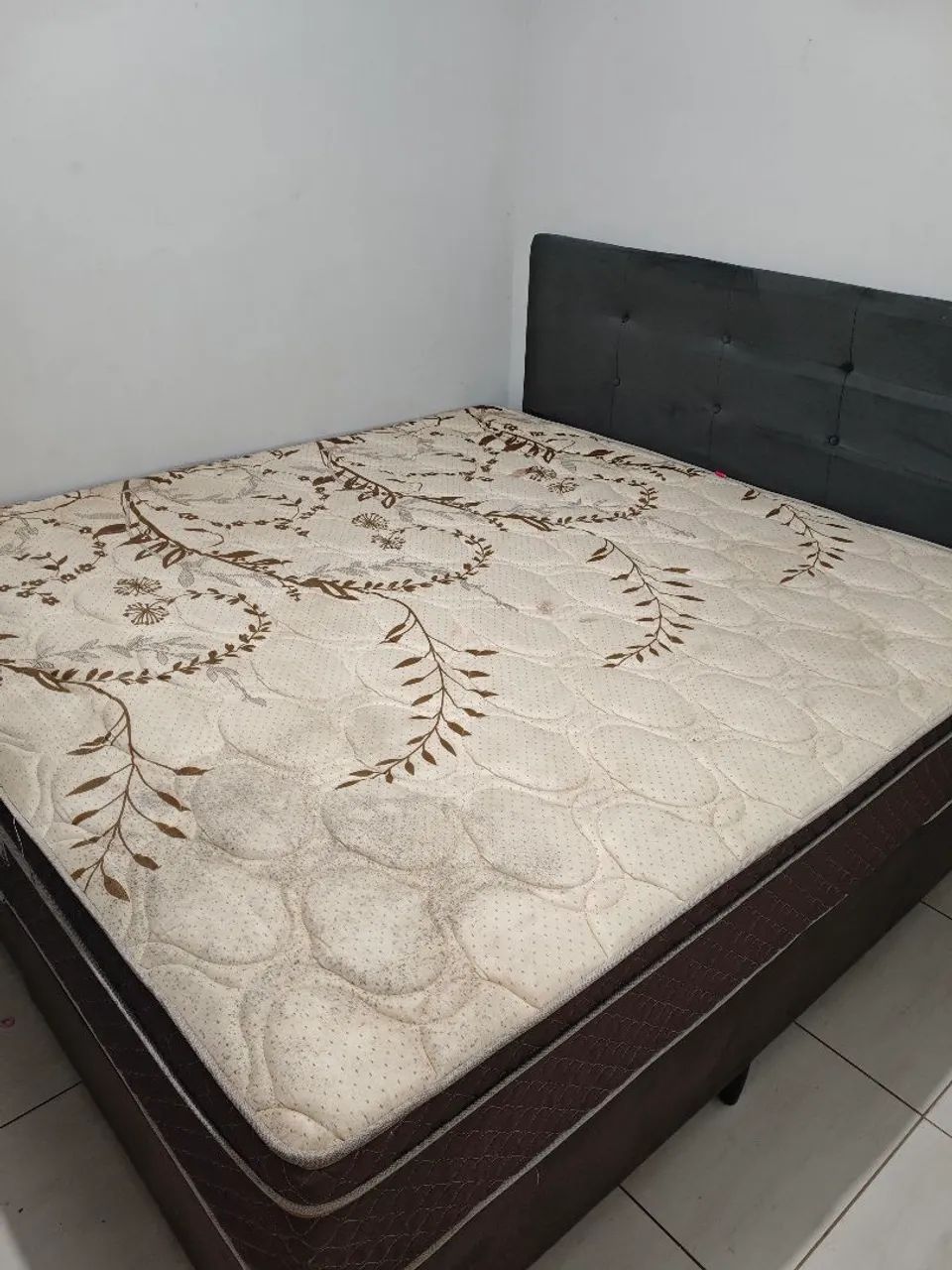 Cama king size com cabeceira semi-nova - Foto 3