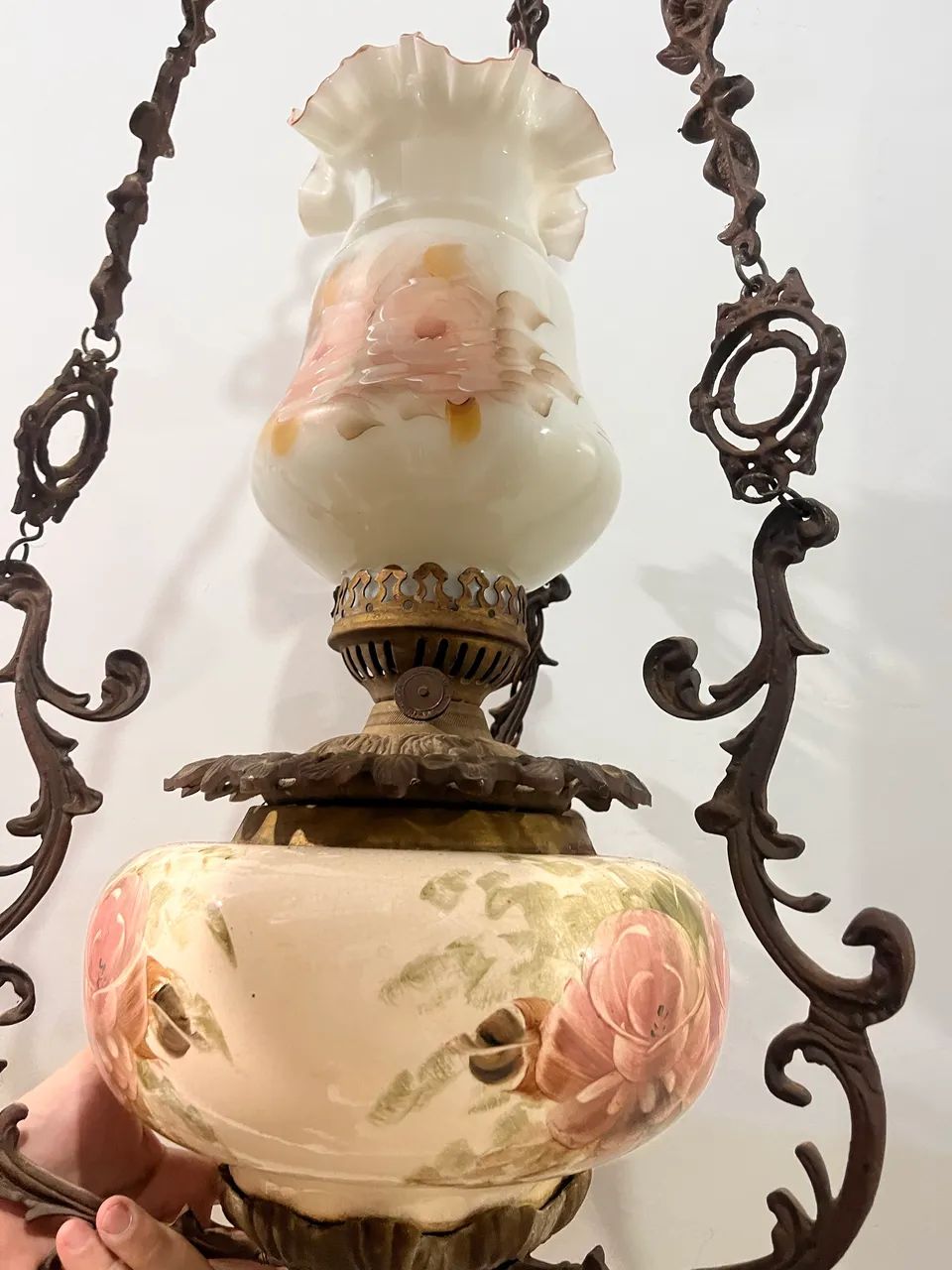 Antigo lustre para choca com cúpula em opalina pintada a mão.