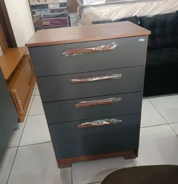 Vendo excelente cômoda 4 gavetas , entrega grátis !  - Foto 2